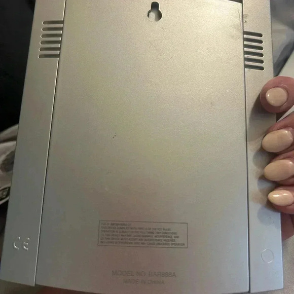 Oregon Scientific BAR888RA
Wireless Weather Forcast Radio
Station Clock/ Remote - Picture 3 of 4